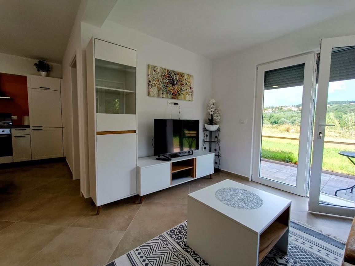 Apartma Lana *