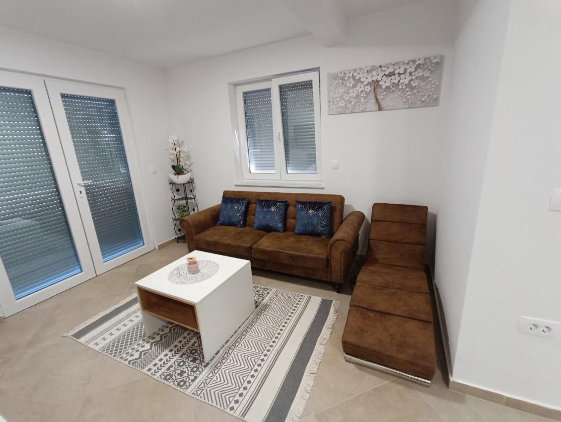 Apartma Lana Apartment *
