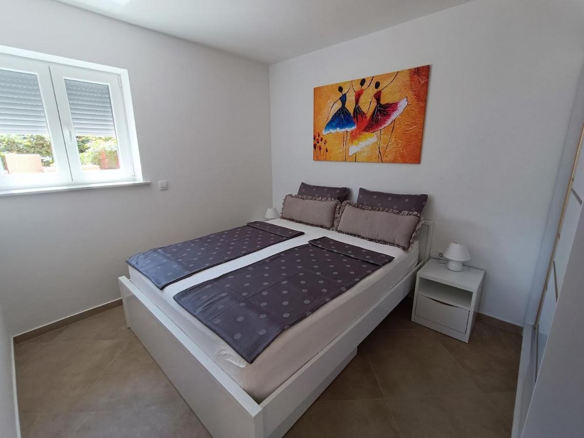 Apartma Lana *